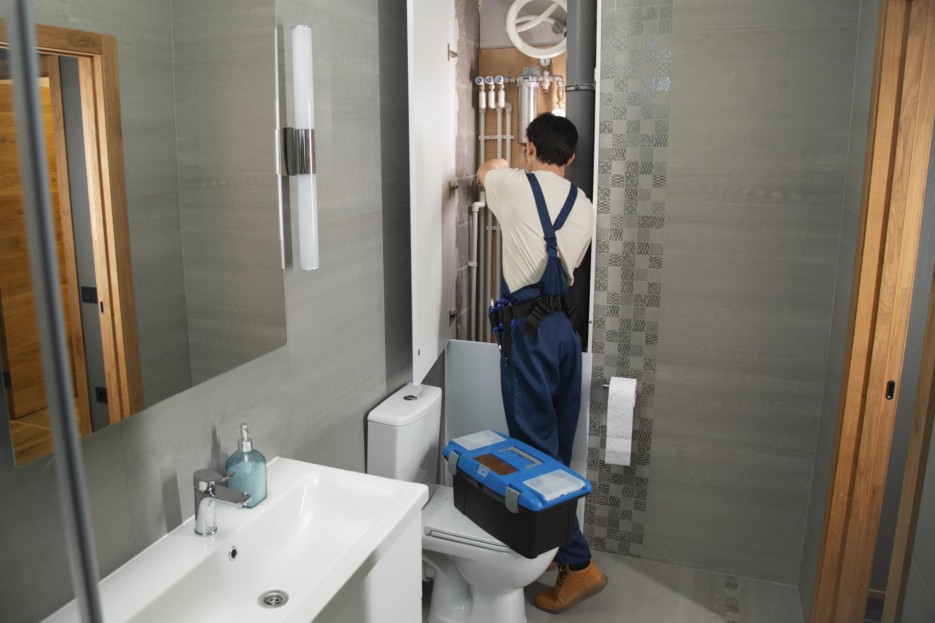 Técnico trabajando en una instalación sanitaria de baño