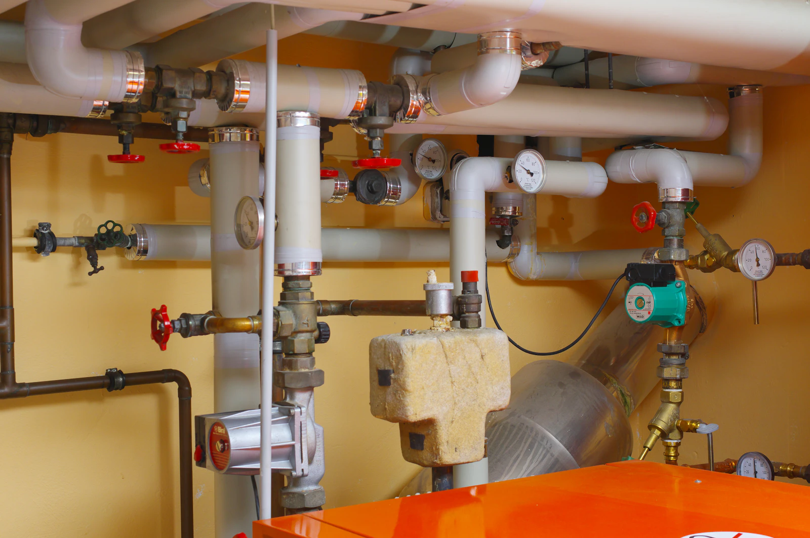 Red de tuberías, válvulas y equipos de una instalación sanitaria